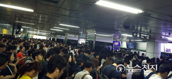 서울지하철 2호선 강남역에서 27일 오전 7시 5분쯤 역삼역으로 운행하던 차량이 고장 나 열차운행이 20여분간 지연, 시민의 발이 묶이고 있다. (독자 제공) ⓒ천지일보(뉴스천지)