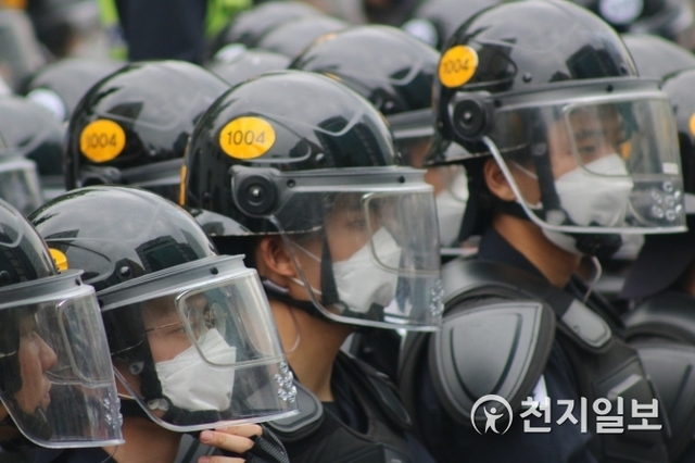 장비를 착용하고 있는 경찰 모습. ⓒ천지일보(뉴스천지) 2018.5.1