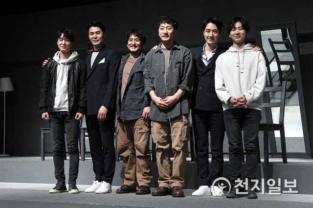 [천지일보=유용주 객원기자] (왼쪽부터)배우 장율, 이율, 김수현, 이석준, 김승대, 이주승이 2일 오후 서울 종로구 대학로 아트원씨어터에서 연극 ‘킬롤로지’ 프레스콜 기자간담회를 가졌다. 기자간담회를 마친 후 포즈를 취하고 있다. ⓒ천지일보(뉴스천지) 2018.5.2