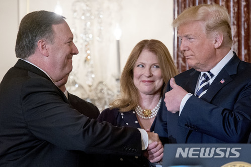 도널드 트럼프(오른쪽) 미국 대통령이 마이크 폼페이오 미 국무장관의 손을 잡고 격려하고 있다. 이날 워싱턴 국무부 청사에서는 폼페이오 장관 취임 선서식이 열렸다. (출처: 뉴시스)