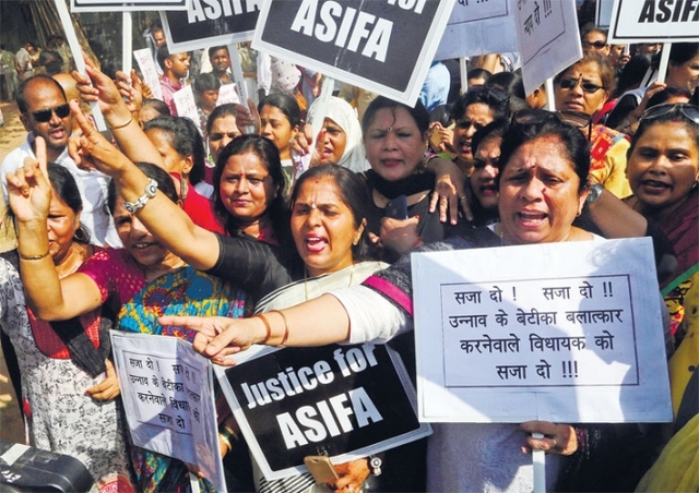 지난달 13일 인도 시민단체들이 뭄바이에서 8세 이슬람 소녀 등 최근 강간사건에 항의하는 시위를 진행하고 있다. 반면 극단적인 힌두교인들은 힌두교 사원에서 소녀를 반복적으로 강간한 용의자들의 석방을 요구하고 있다. (출처: 뉴시스)