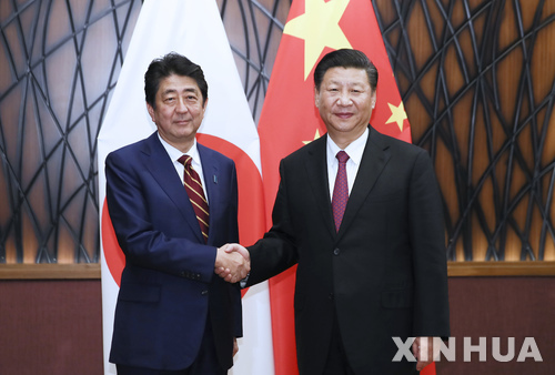 시진핑(習近平) 중국 국가주석(오른쪽)과 아베 신조(安倍晉三) 일본 총리가 11일 베트남 다낭에서 회담을 갖기 전 악수하고 있다. 두 정상은 가능한 한 빠른 시기에 한·중·일 3국 정상회담을 개최하기로 합의했다고 일본 지지 통신이 12일 보도했다. (출처: 뉴시스)
