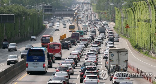 (서울=연합뉴스) 어린이날인 5일 오전 경부고속도로 서울 잠원IC 구간이 나들이 차량으로 정체를 빚고 있다.