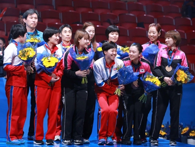 여자탁구 남북 단일팀 선수단이 동메달을 받고 기뻐하고 있다. (출처: 연합뉴스)