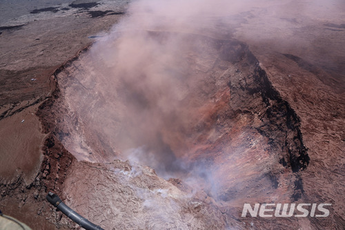 미국 하와이주 하와이섬(일명 빅 아일랜드) 킬라우에아 화산이 폭발하면서 용암이 주택가로까지 분출해 4일(현지시간) 당국이 주변 지역에 비상사태를 선포했다. 사진은 3일 킬라우에아 화산 분화구에서 연기가 치솟고 있는 모습. (출처: 뉴시스)
