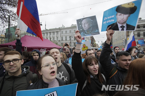 러시아 제2도시 상트페테르부르크 시내에서 5일(현지시간) 블라디미르 푸틴 대통령의 장기 집권에 항의하는 대규모 시위가 펼쳐지고 있다. (출처: 뉴시스)