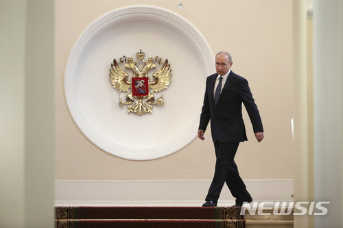 러시아 푸틴 대통령이 7일 4번째 대통령직 취임식이 열리는 크렘린궁 홀로 걸어오고 있다. (출처: 뉴시스)