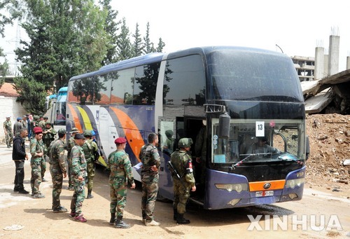 7일(현지시간) 시리아 중부 지역에서 반군이 철수하기로 하고 버스에 오르고 있다. (출처: 뉴시스)
