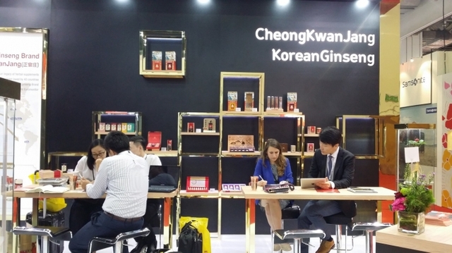 KGC인삼공사가 싱가포르에서 열리는 세계면세품박람회에 참가했다. 부스를 찾은 사업자를 대상으로 상담을 진행하고 있다. (제공: KGC인삼공사)