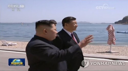 (서울=연합뉴스) 8일 오후 김정은 북한 국무위원장과 시진핑 중국 주석이 중국 다롄의 휴양지 방추이다오(棒槌島) 해안가를 거닐며 대화를 나누고 있다.