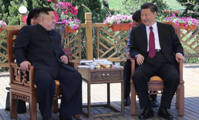 김정은 북한 국무위원장이 방중해 시진핑 중국 주석을 만난 모습 (출처: CCTV 사이트 캡처)