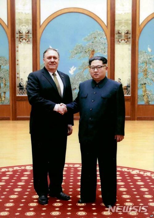 마이크 폼페이오(왼쪽) 신임 미국 국무장관이 지난 3월31일부터 4월1일까지 평양을 극비리 방문, 김정은(오른쪽) 북한 노동당 위원장을 만나 악수를 하고 있다. (출처: 뉴시스)