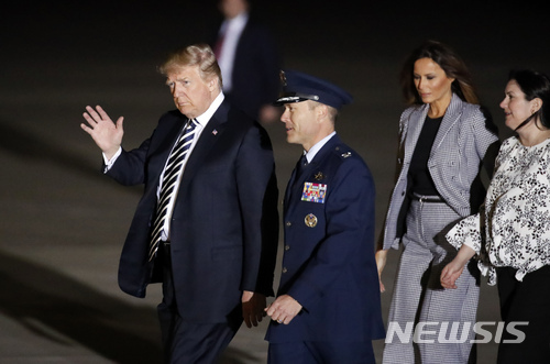 도널드 트럼프 미국 대통령과 멜라니아 트럼프 여사가 10일 북한 억류자들의 귀국을 환영하기 위해 미국 앤드루스 공군기지에 도착했다. (출처: 뉴시스)