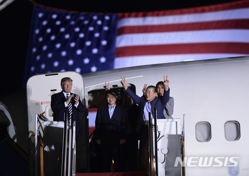 북한에서 석방된 미국인 3명이 10일 새벽(현지시간) 미국 워싱턴DC 인근 메릴랜드 주 앤드루스 공군기지에 도착한 가운데 도널드 트럼프 대통령과 멜라이나 트럼프 여사가 이들을 환영하고 있다. (출처: 뉴시스)