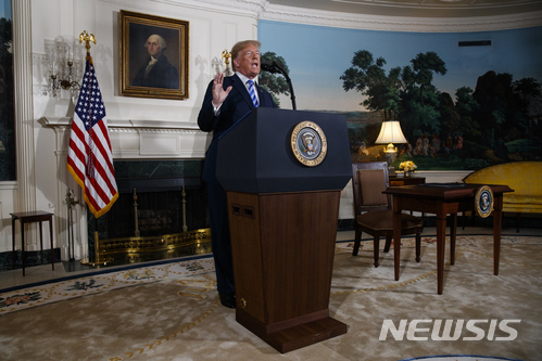 도널드 트럼프 미국 대통령이 8일(현지시간) 워싱턴 백악관에서 이란 핵협정 파기를 발표하고 있다. (출처: 뉴시스)