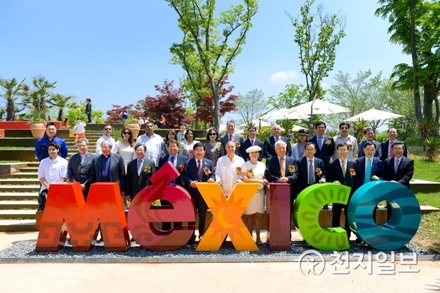 순천시가 지난 10일 브루노 피게로아 주한 멕시코 대사와 알살바도르, 괴테말라, 니카라과, 베네수엘라 주한대사가 참석한 가운데 멕시코 정원 개장식을 열고 기념촬영을 하고 있다. (제공: 순천시) ⓒ천지일보(뉴스천지) 2018.5.11