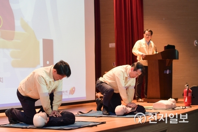 한국전기안전공사가 지난 8일부터 오는 18일까지 2018 재난대응 안전한국훈련에 나선 가운데 심폐소생술 등 훈련에 참가하고 있다. (제공: 한국전기안전공사)ⓒ천지일보(뉴스천지) 2018.5.11