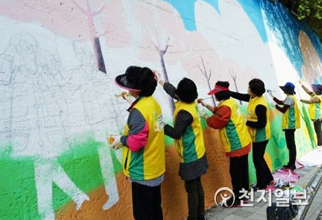 신천지자원봉사단 주안지부와 만수지부 회원들이 지난달 17일부터 이달 11일까지 인천 남구 수봉공원 육교 인근에서 벽화그리기 봉사를 하고 있다. (제공: 신천지자원봉사단) ⓒ천지일보(뉴스천지)