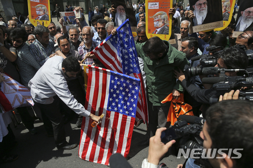 【테헤란=AP/뉴시스】 11일 이란 수도에서 시민들이 금요 예배를 마치고 핵합의에서 탈퇴한 미국을 비난하며 성조기에 불을 붙이고 있다. 2018. 5. 1.1.