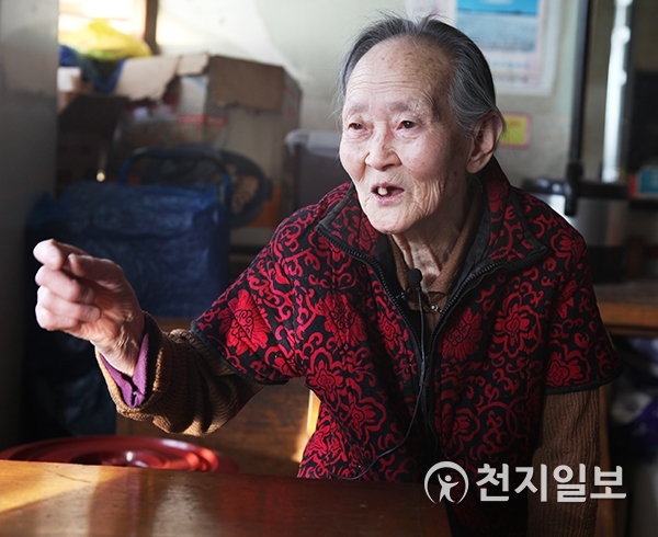 북한에서 넘어와 50년간 춘천에서 막국수 장사를 한 홍길두(92) 할머니가 막국수에 대해 설명하고 있다. ⓒ천지일보(뉴스천지) 2018.5.12