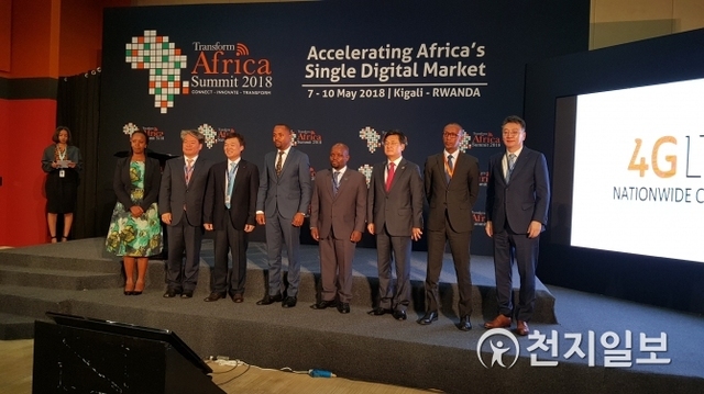 KT가 지난 9일(현지시간) 르완다의 수도 키갈리에서 열린 아프리카 최대 ICT 콘퍼런스 ‘트랜스폼 아프리카 서밋 2018(Transform Africa Summit 2018)’에서 르완다에 4G LTE 전국망 구축 완료를 선포하고 관계자들이 기념촬영을 하고 있다. (제공: KT) ⓒ천지일보(뉴스천지) 2018.5.13