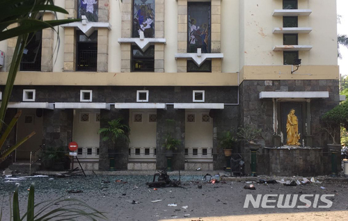 【수라바야=AP/뉴시스】 13일 아침 7시30분에 인도네시아 제2도시에서 교회 3곳이 연쇄 자폭 공격으로 11명이 살해됐다. 산타 마리아 교회 앞 모습이다. 경찰총장은 부모와 자녀 4명의 일가족이 자폭 공격했다고 말했다. 2018. 5. 13.
