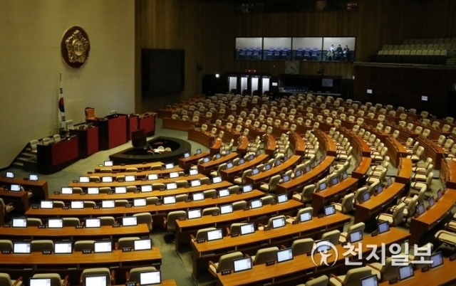 [천지일보=강은영 기자] 여야 국회 정상화 합의가 불발된 가운데 8일 오후 서울 여의도 국회 본회의장이 텅 비어 있다. ⓒ천지일보(뉴스천지) 2018.5.8