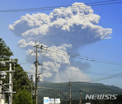 일본 가고시마현 유스이에서 14일 신모에다케 화산이 폭발해 화산재와 연기가 수천m 상공으로 치솟는 모습이 보이고 있다. (출처: 뉴시스)