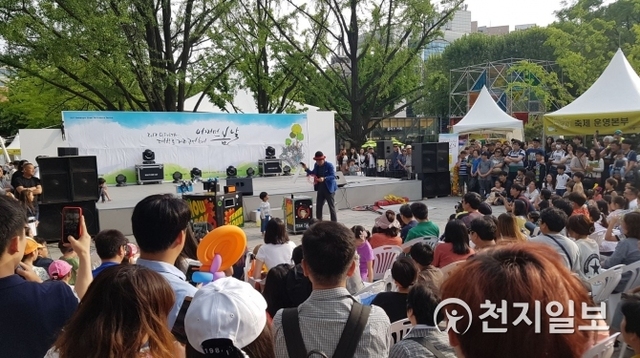 지난해 5월 열린 대학로 거리공연축제를 즐기는 시민들. (제공: 종로구) ⓒ천지일보(뉴스천지) 2018.5.15