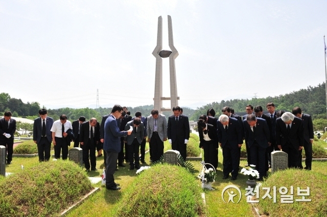 지난 15일 광주시교육청 교직원 30여명이 광주 국립5.18민주묘지를 참배하고 있다. (제공: 광주시교육청)ⓒ천지일보(뉴스천지) 2018.5.16