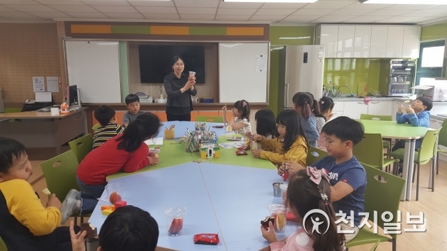 곡성군이 관내 초등학교 돌봄교실을 이용하는 241명의 학생에게 신선한 과일 간식을 무상 지원하는 시범사업을 시작했다. (제공: 곡성군) ⓒ천지일보(뉴스천지) 2018.5.16