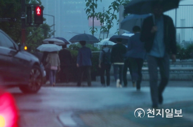 [천지일보=박완희 기자] 비가 내리는 16일 오후 서울역 인근 교차로에서 퇴근길 시민들이 우산을 쓴 채 길을 건너고 있다. 이날 서울 지역에는 시간당 67㎜ 안팎의 많은 폭우가 쏟아졌다. ⓒ천지일보(뉴스천지) 2018.5.16