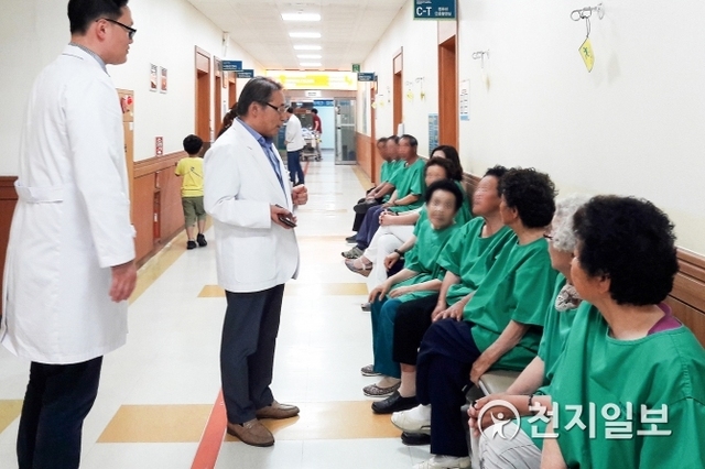 이용진 센터장이 건강영향조사를 받기 위해 병원을 방문한 주민들에게 설명하고 있다. (제공: 순천향대 천안병원) ⓒ천지일보(뉴스천지) 2018.5.16