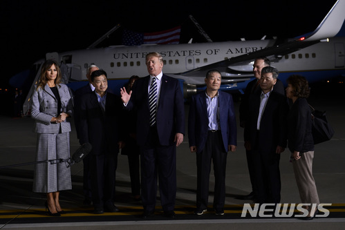 도널드 트럼프 미국 대통령이 10일 오전(현지시간) 메릴랜드주 앤드루스 공군기지에서 북한에 억류됐던 한국계 미국인 3명의 귀국을 축하하는 발언을 하고 있다. (출처: 뉴시스)