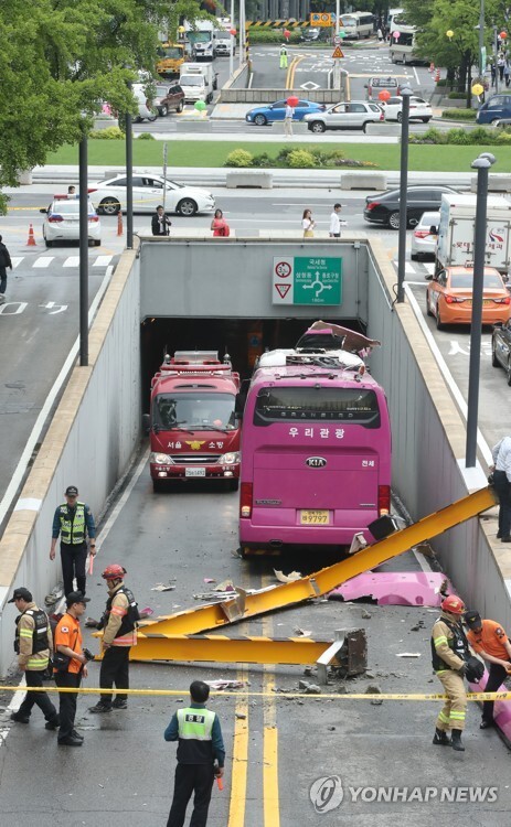 (서울=연합뉴스) 17일 오후 서울 종로구 외교부 옆 지하차도 입구에 관광버스 한 대가 차량높이제한 시설물과 충돌하는 사고가 발생, 경찰과 119 구조대가 사고처리 작업을 하고 있다.