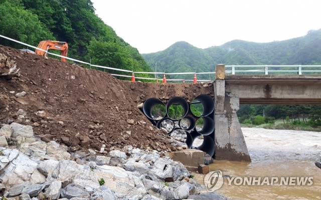 18일 집중호우로 유실된 홍천군 내면 광원리 가덕교에서 응급 복구 작업이 이뤄지고 있다. (출처: 연합뉴스)