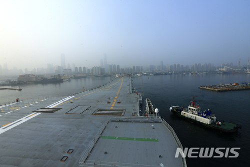 중국 최초의 국산 항공모함 001A함이 13일 랴오닝성 다롄 근해에서 시험운항하고 있다. 사진은 신화통신이 제공했다. (출처: 뉴시스)