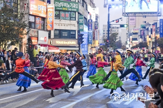 지난 2017년 원주 댄싱카니발 축제에 참가한 외국팀이 거리에서 화려한 춤 공연을 펼쳐보이고 있다. (제공: 원주문화재단) ⓒ천지일보(뉴스천지)