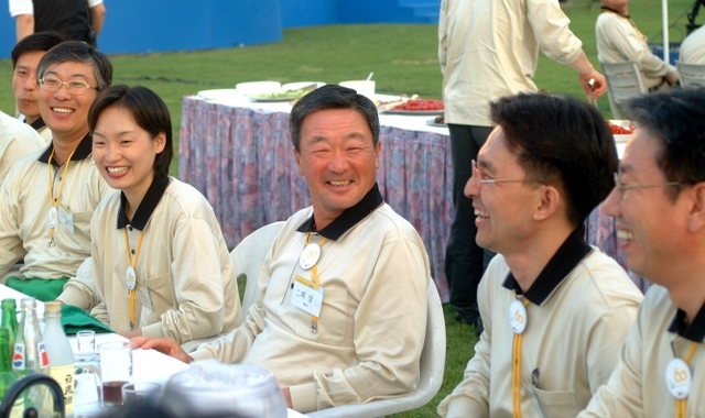 구본무 회장은 직원들과 똑같이 행사로고가 새겨진 티셔츠를 입고 함께 어울렸다. 2002년 5월 구회장(가운데)이 직원들과 대화를 나는 모습. (제공: LG)