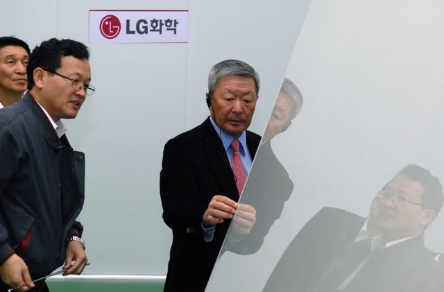 2011년 11월 구본무 회장이 LG화학 유리기판공장에서 생산제품을 점검하고 있다. (제공: LG)