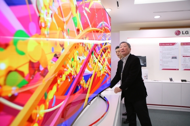 구본무 회장은 차세대 디스플레이인 OLED 개발을 위해투자와 지원을 아끼지 않았다. 사진은 2014년 3월 연구개발성과보고회에서 구 회장이 연구과제인 올레드TV를 살펴보는 모습. (제공: LG)