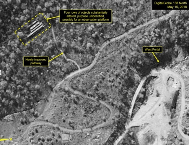 미국의 북한 전문매체 38노스가 공개한 북한 풍계리 핵실험장 주변 갱도모습 위성사진. 왼쪽에 보면 갱도 방향을 바라보도록 4줄로 무엇인가가 쌓여져 있다. (출처: 38노스(38North))