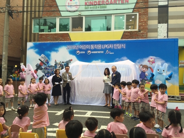 안산시가 지난 18일 부곡동에 소재한 동화사랑어린이집에서 ‘어린이 통학용 LPG차 전달식’을 개최했다. (제공: 안산시) ⓒ천지일보(뉴스천지) 2018.5.21