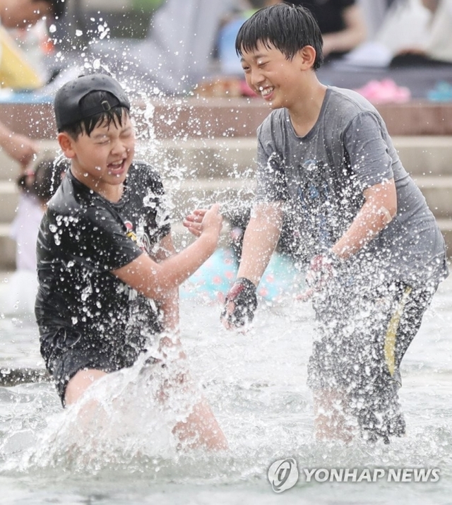 (서울=연합뉴스) 부처님오신날인 22일 오후 서울 영등포구 물빛광장을 찾은 어린이들이 물놀이를 즐기고 있다.