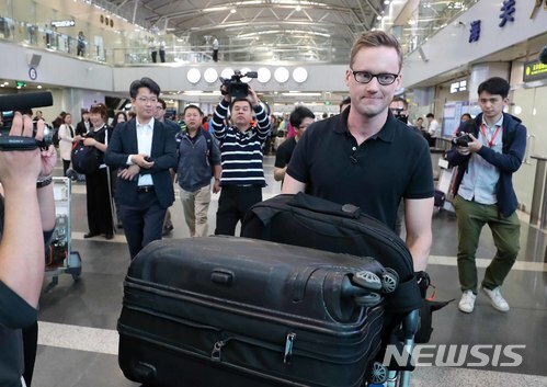 윌 리플리 CNN 기자가 풍계리 핵시설 폐쇄 행사 취재를 위해 22일 북한 원산으로 가는 고려항공을 탑승하기위해 베이징공항을 통해 출국하고 있다. (출처: 뉴시스)