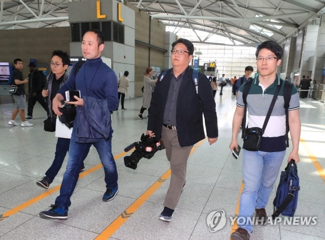 지난 21일 북한 풍계리 핵실험장 폐기 행사를 위해 인천국제공항에서 중국 베이징(北京)으로 향하고 있는 한국 취재진. (출처: 연합뉴스)