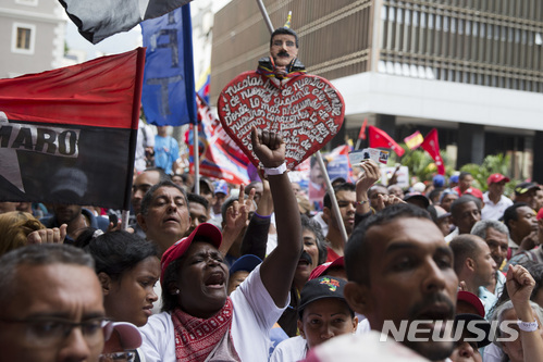 지난 2일(현지시간) 선거관리위원회 앞에 모인 니콜라스 마두로 베네수엘라 대통령 지지자들. (출처: 뉴시스)
