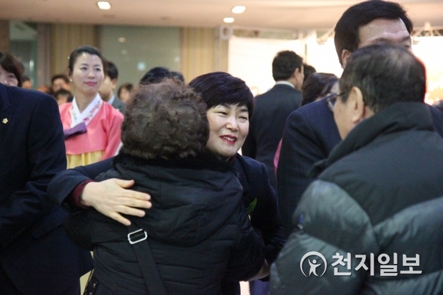 올해 1월 4일 용산구 신년인사회에서 황금선 의원이 어르신과 포옹하며 서로를 격려하고 있다. ⓒ천지일보(뉴스천지) 2018.5.18