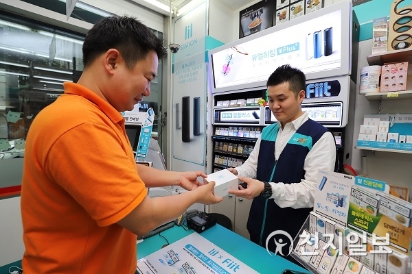 서울 시내의 한 편의점에서 소비자가 ‘릴 플러스’를 구매하고 있다. (제공: KT&G) ⓒ천지일보(뉴스천지) 2018.5.23