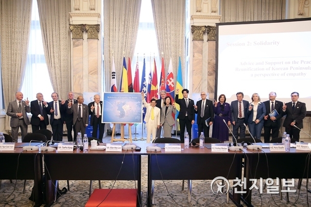 19일 루마니아 부쿠레슈티 국회의사당에서 열린 유럽 전직 고위 정치인들의 평화문화 전파와 한반도 평화통일 지지 촉구 모임 후 참석자들이 기념사진을 찍고 있다. (제공: HWPL) ⓒ천지일보(뉴스천지) 2018.5.23